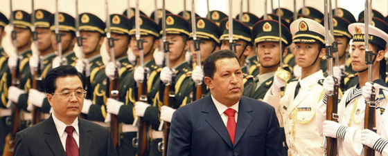El presidente Chávez, en la foto con Hu Jintao durante una visita a pekín, fue el gran artífice de la aliazan estratégica con China 