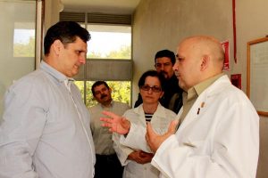 El ministro Fernández hizo un recorrido por las instalaciones del Centro de Medicina Experimental. Foto Marie Fuzeau