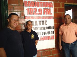 De izquierda a derecha: Geomar Rodríguez, Rafael Caraballo y Argenis González, trabajadores de Radio "Tiuna 102.9 FM"