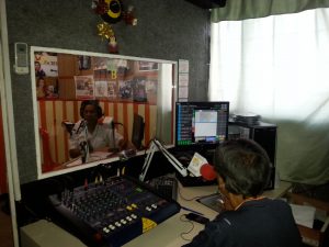 Tomás García transmitiendo desde el estudio de Radio Creativa 91.3 FM