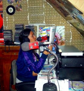 Estudiante universitario, realizando sus pasantías, en La Radio Aires Pastoreños 