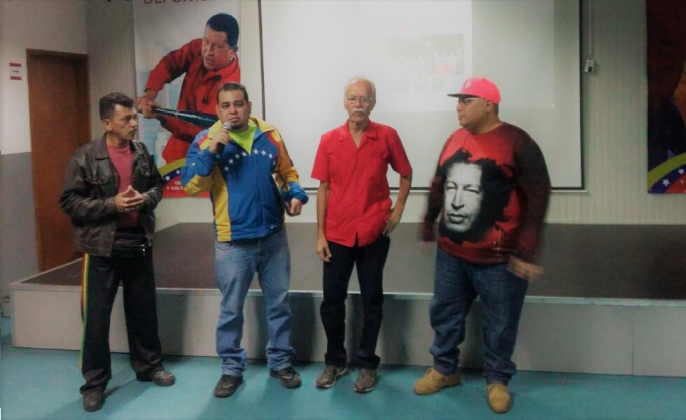 Voceros del periódico La Voz del Valle de Caracas, acompañados de Pablo Guzmán