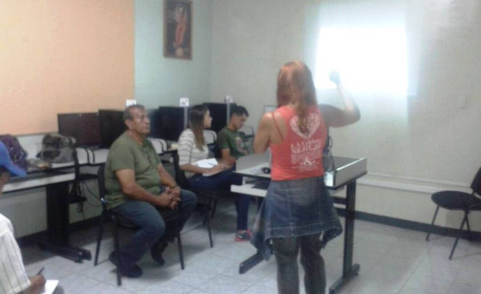 Voceros y voceras del periódico La Voz del Valle de Caracas recibieron un taller formativo por parte del MRD y el MippCI